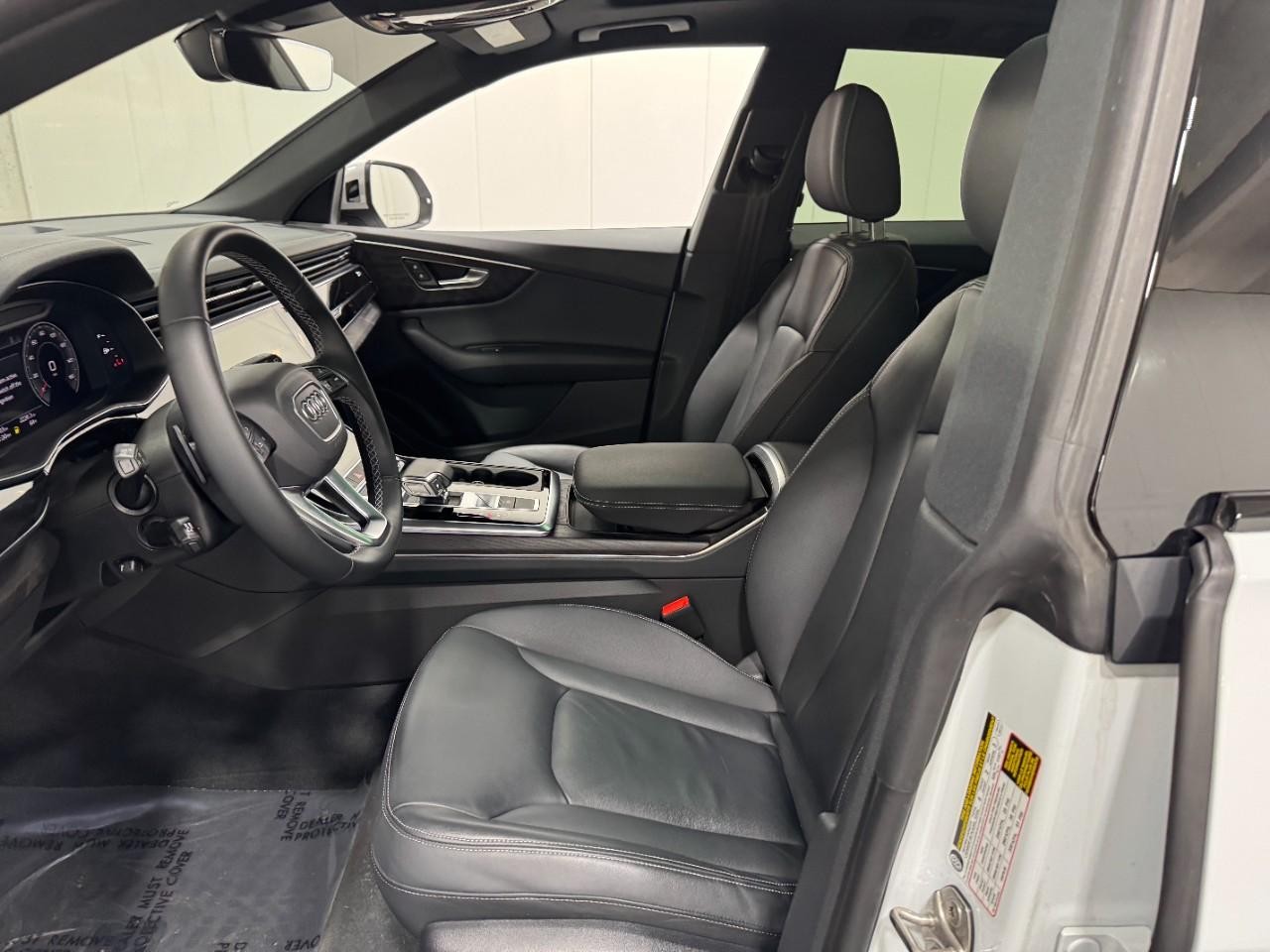 Audi Q8 Vehicle Full-screen Gallery Image 27