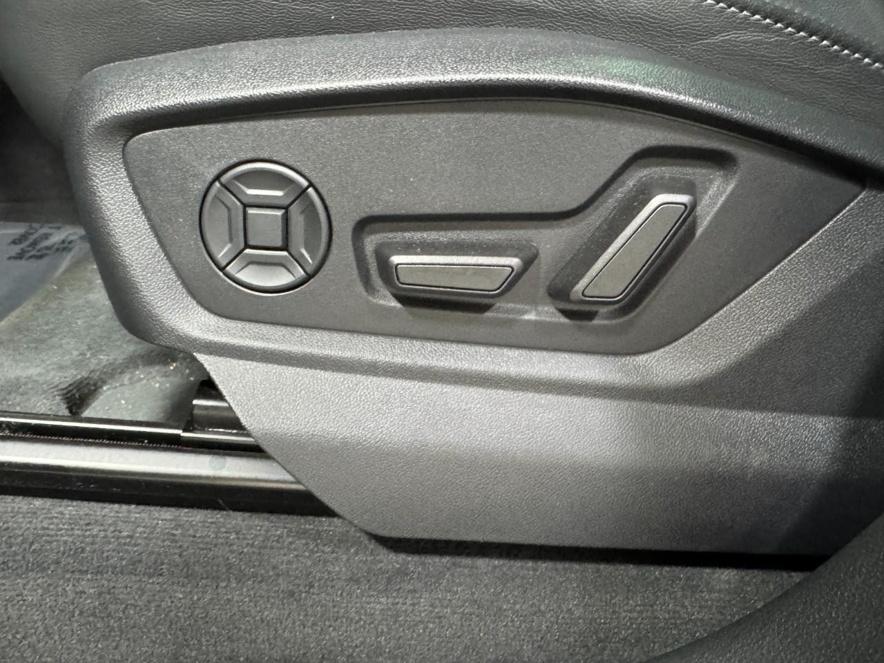 Audi Q8 Vehicle Full-screen Gallery Image 29