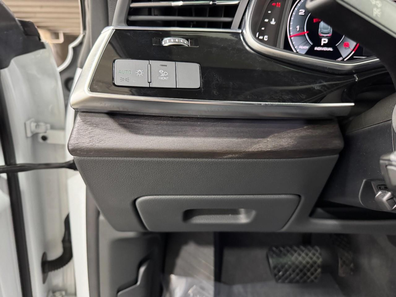 Audi Q8 Vehicle Full-screen Gallery Image 30