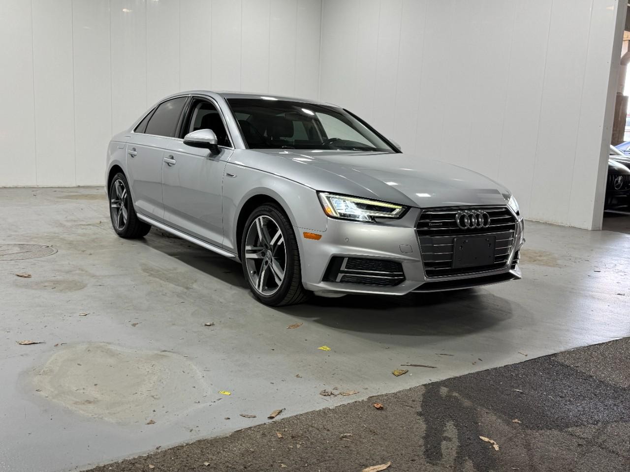 Audi A4 Vehicle Full-screen Gallery Image 06