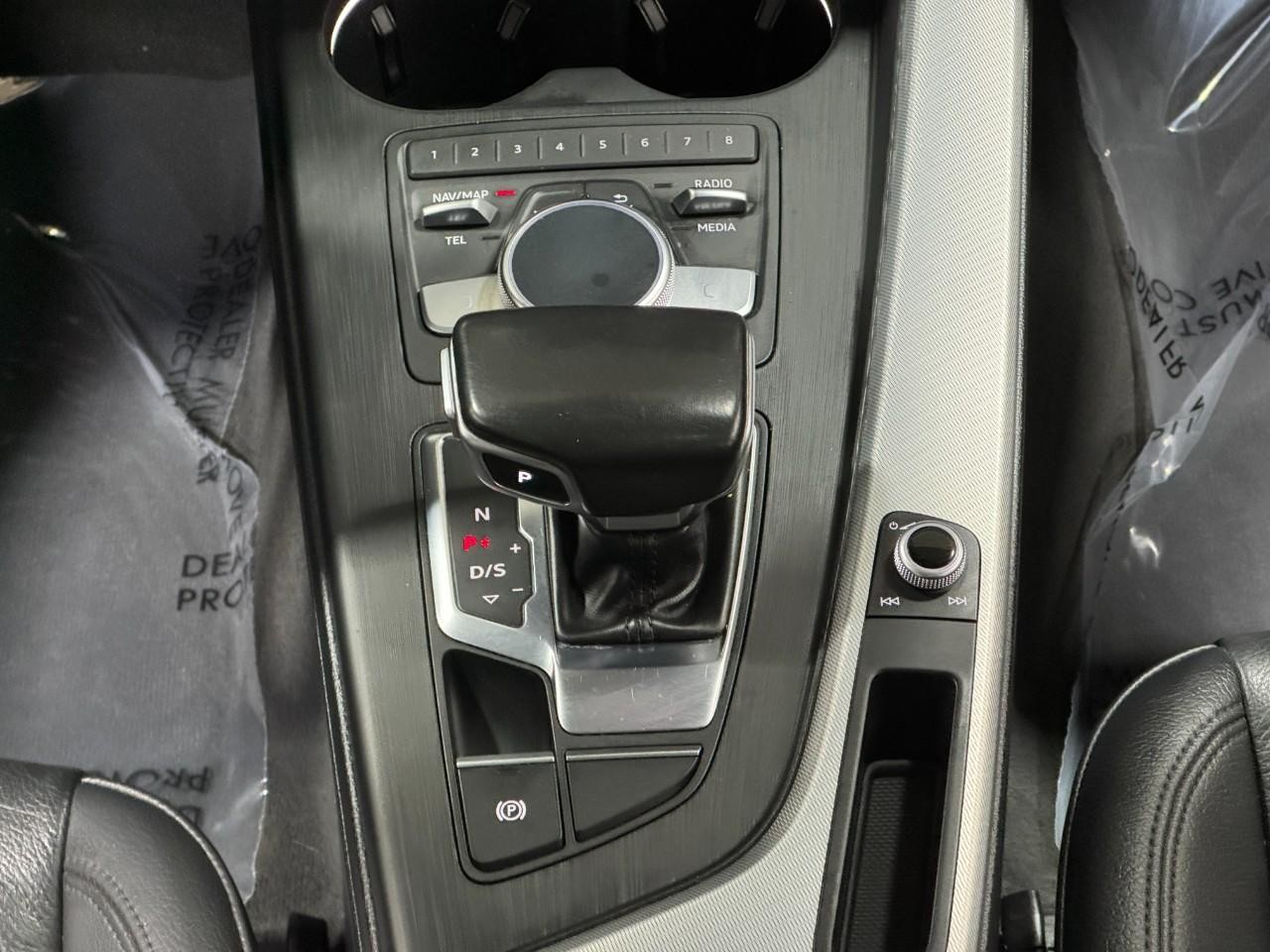 Audi A4 Vehicle Full-screen Gallery Image 17