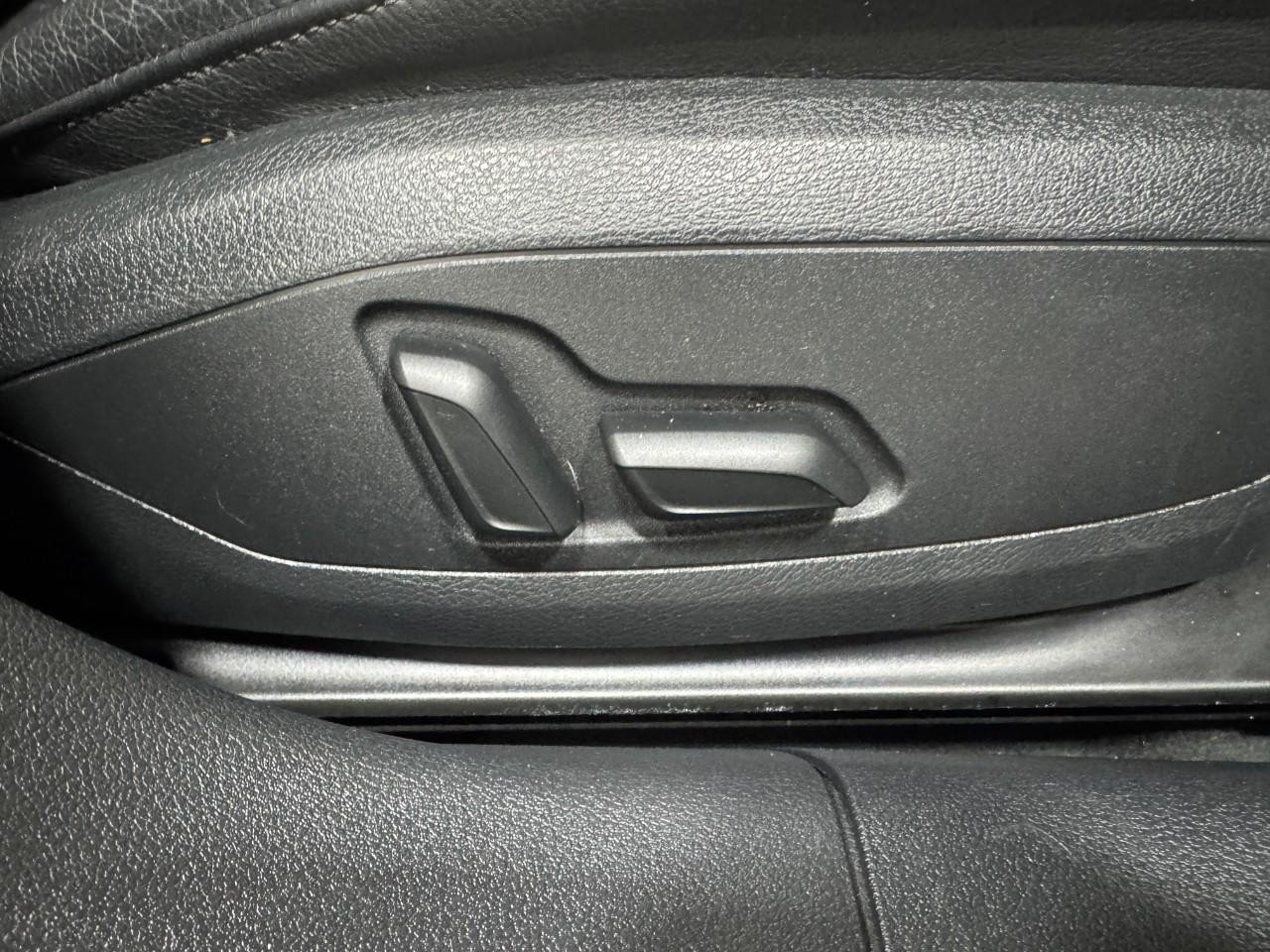 Audi A4 Vehicle Full-screen Gallery Image 21