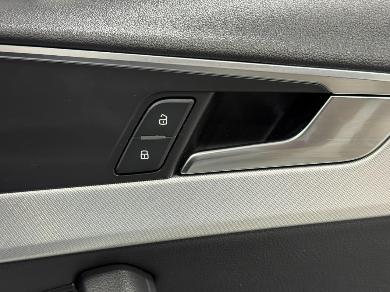 Audi A4 Vehicle Full-screen Gallery Image 22