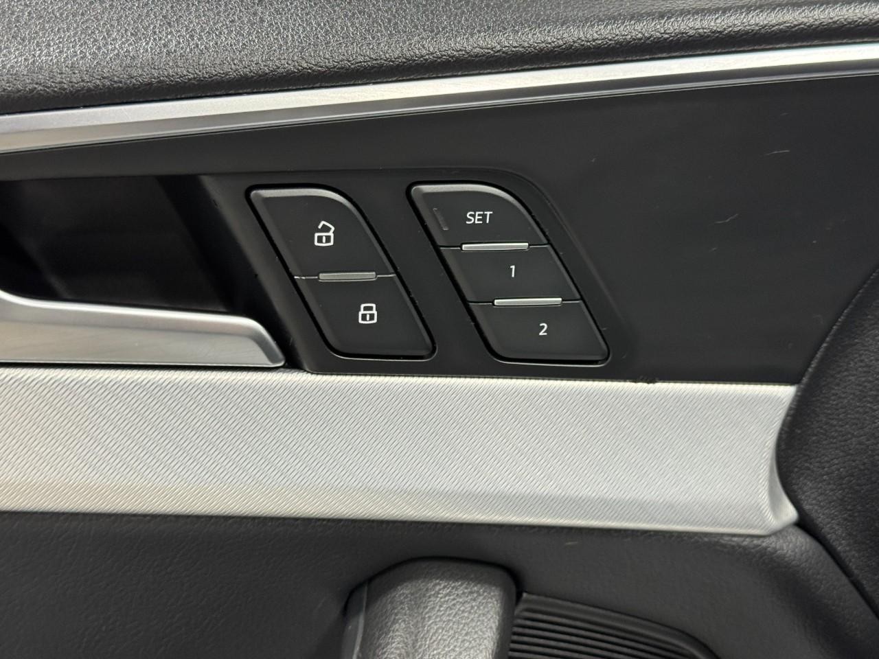 Audi A4 Vehicle Full-screen Gallery Image 24