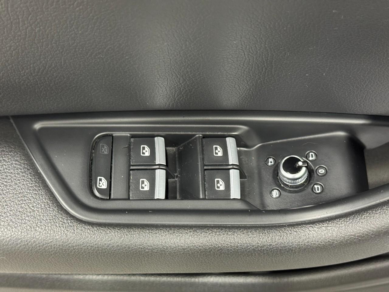 Audi A4 Vehicle Full-screen Gallery Image 25