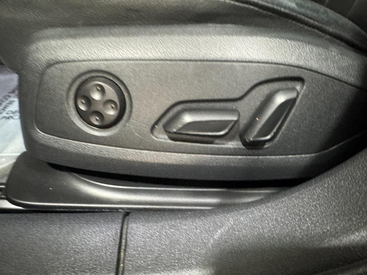 Audi A4 Vehicle Full-screen Gallery Image 30