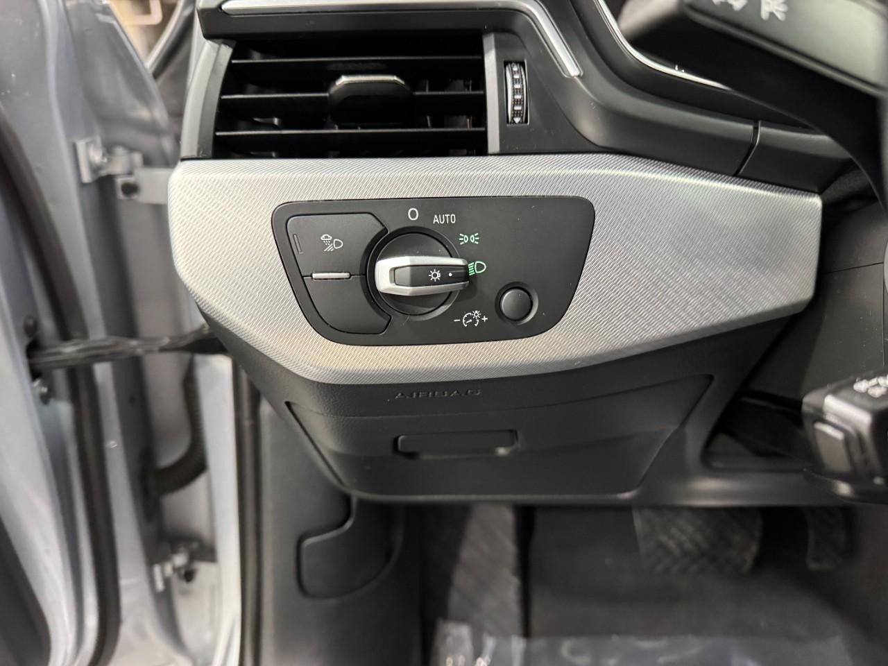 Audi A4 Vehicle Full-screen Gallery Image 31