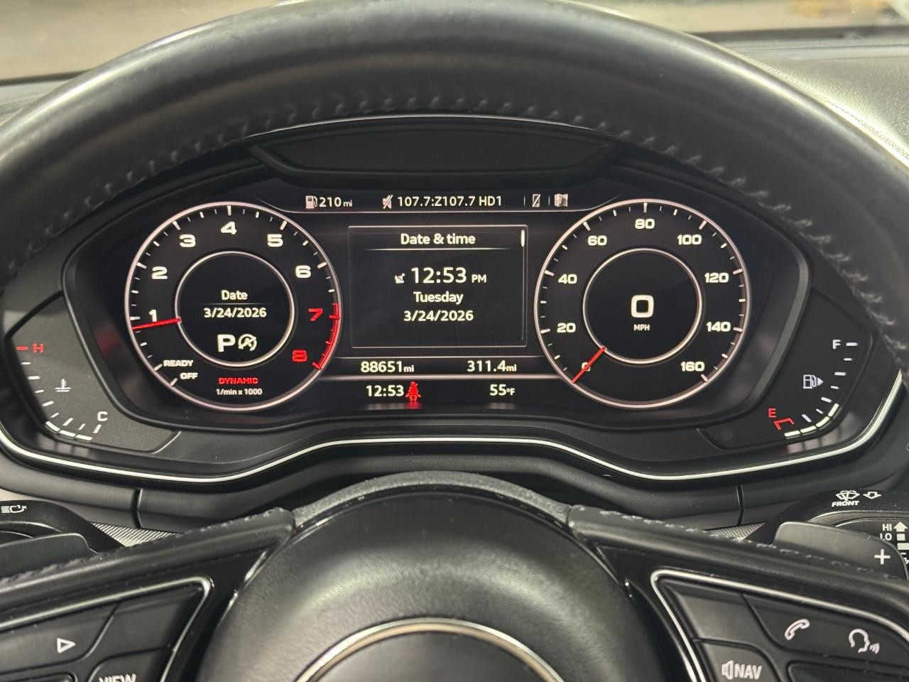 Audi A4 Vehicle Full-screen Gallery Image 35