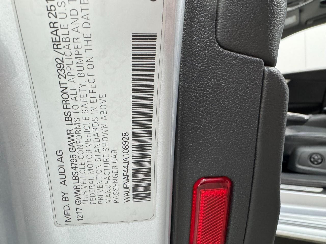 Audi A4 Vehicle Full-screen Gallery Image 37