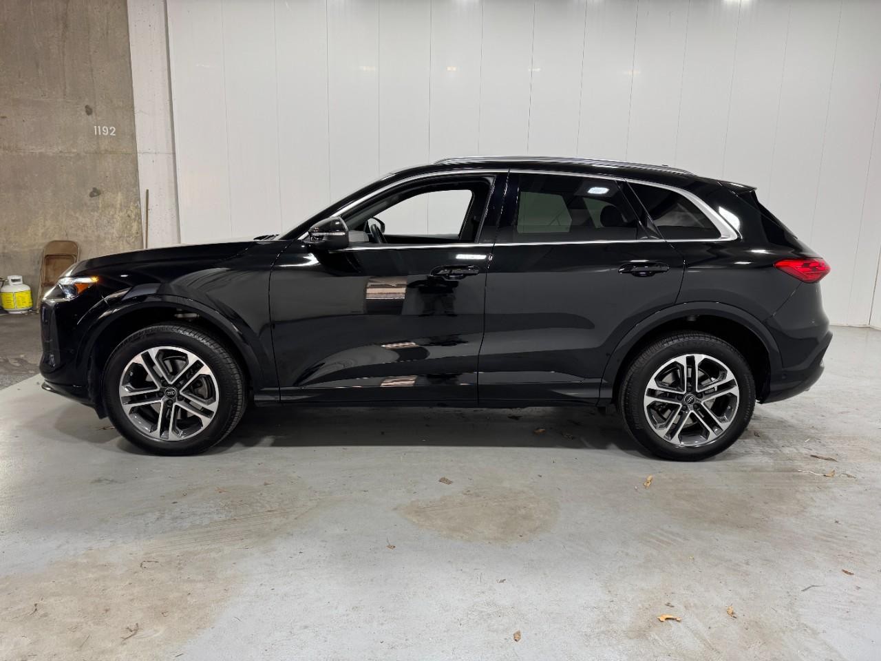 Audi Q5 Vehicle Full-screen Gallery Image 02