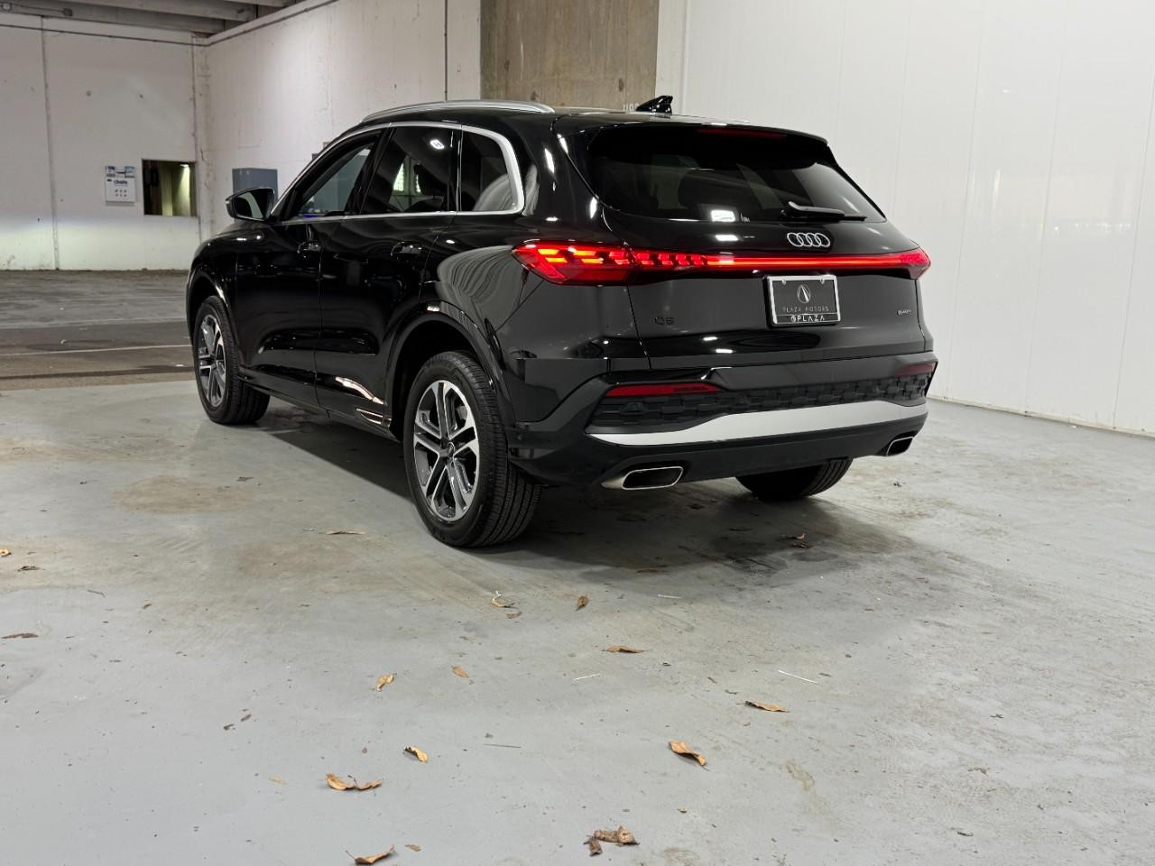 Audi Q5 Vehicle Full-screen Gallery Image 03