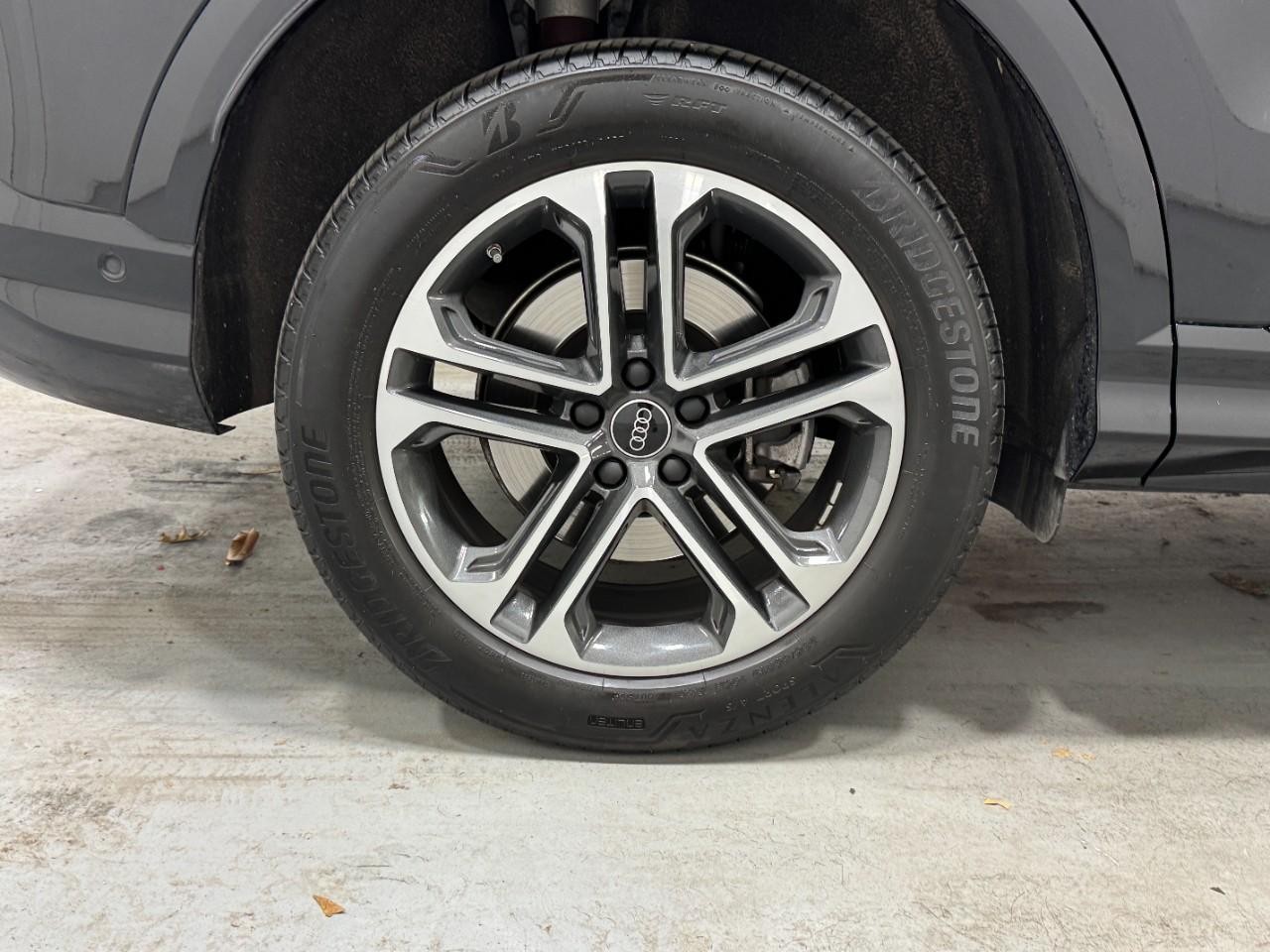 Audi Q5 Vehicle Full-screen Gallery Image 05