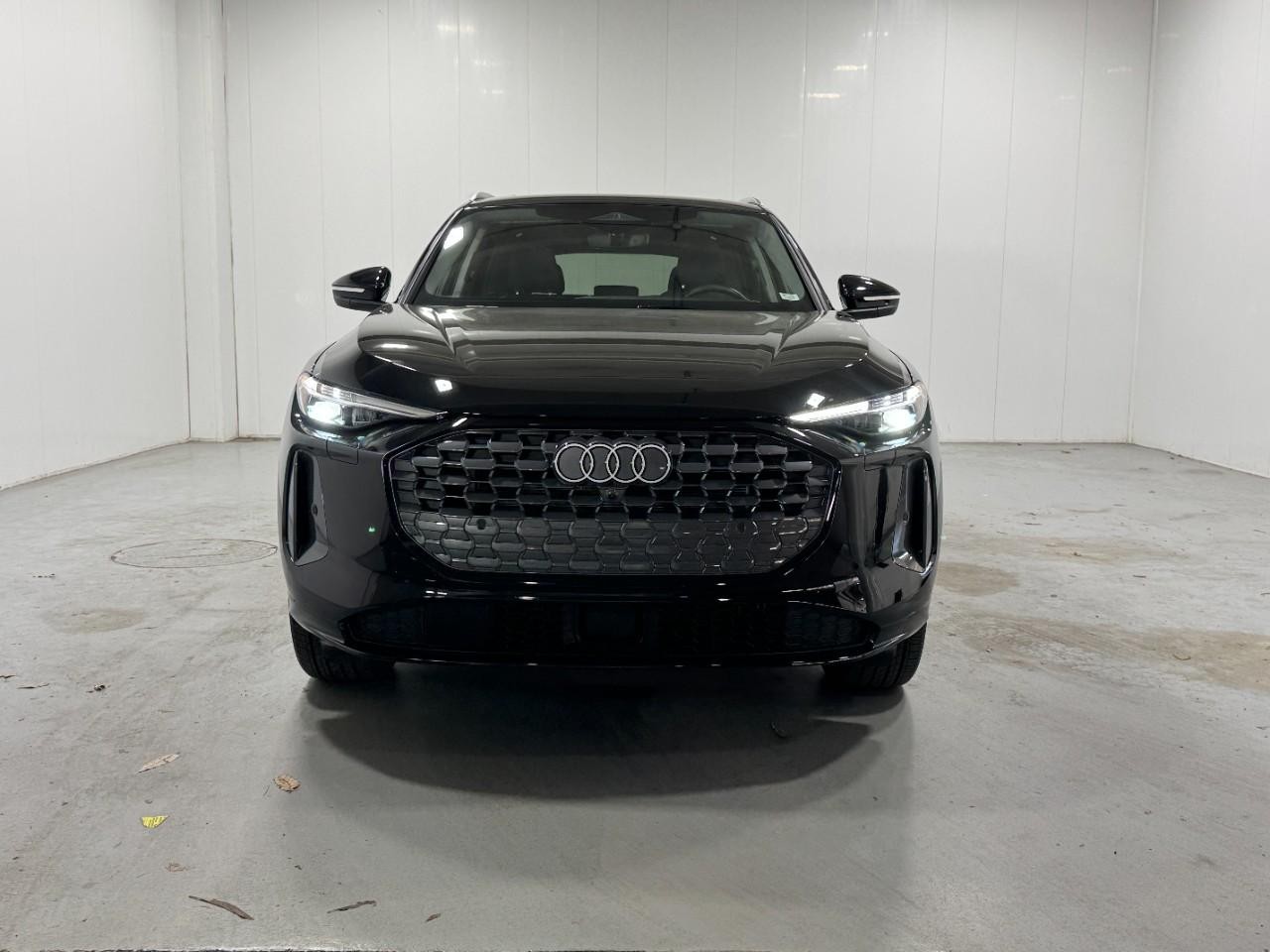 Audi Q5 Vehicle Full-screen Gallery Image 07