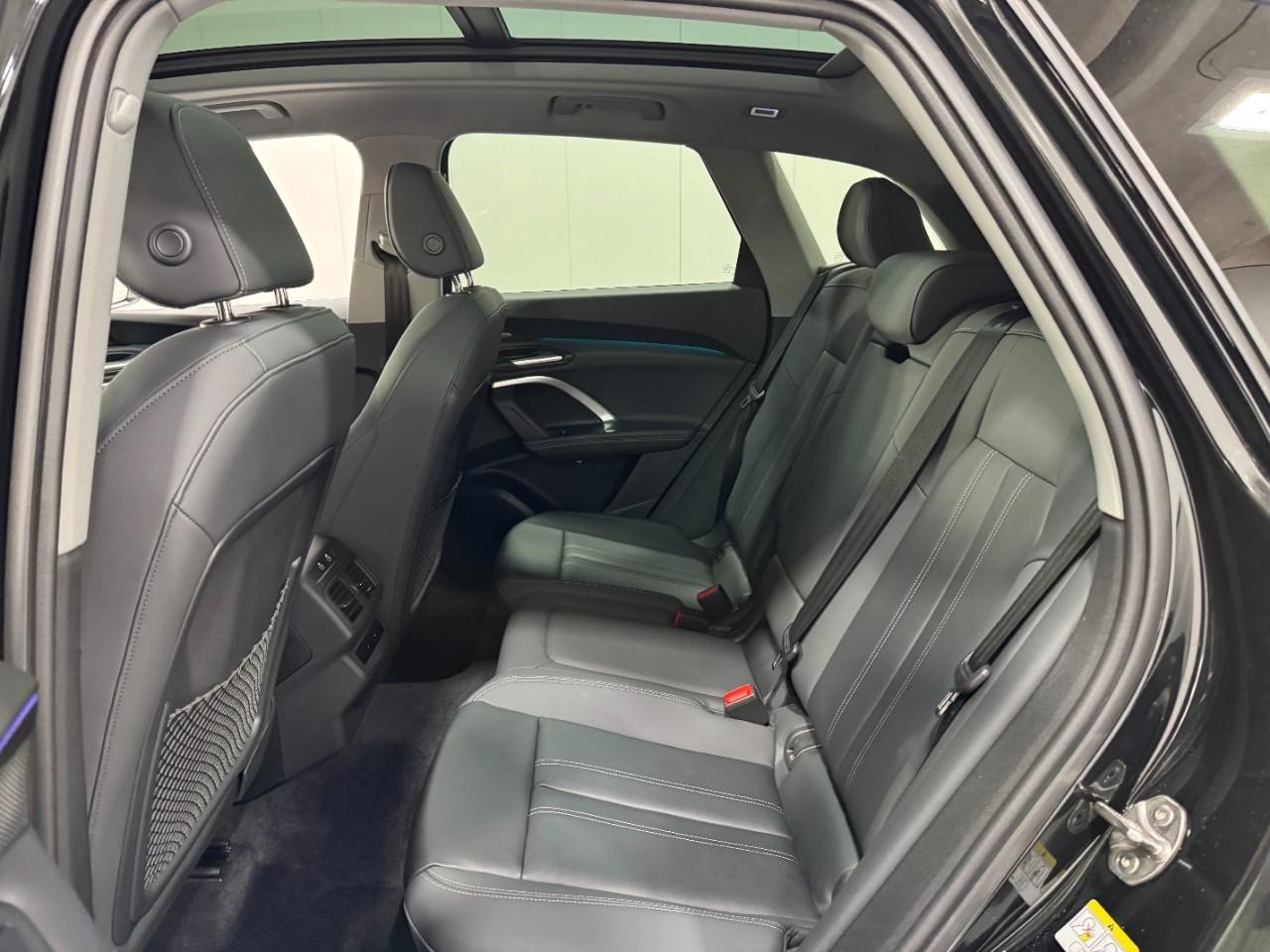 Audi Q5 Vehicle Full-screen Gallery Image 08