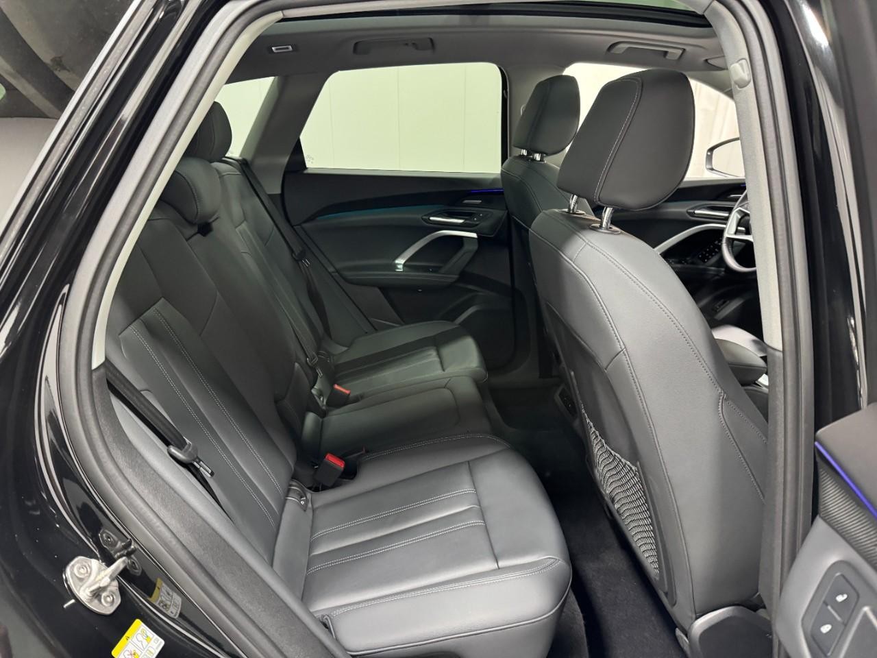 Audi Q5 Vehicle Full-screen Gallery Image 10