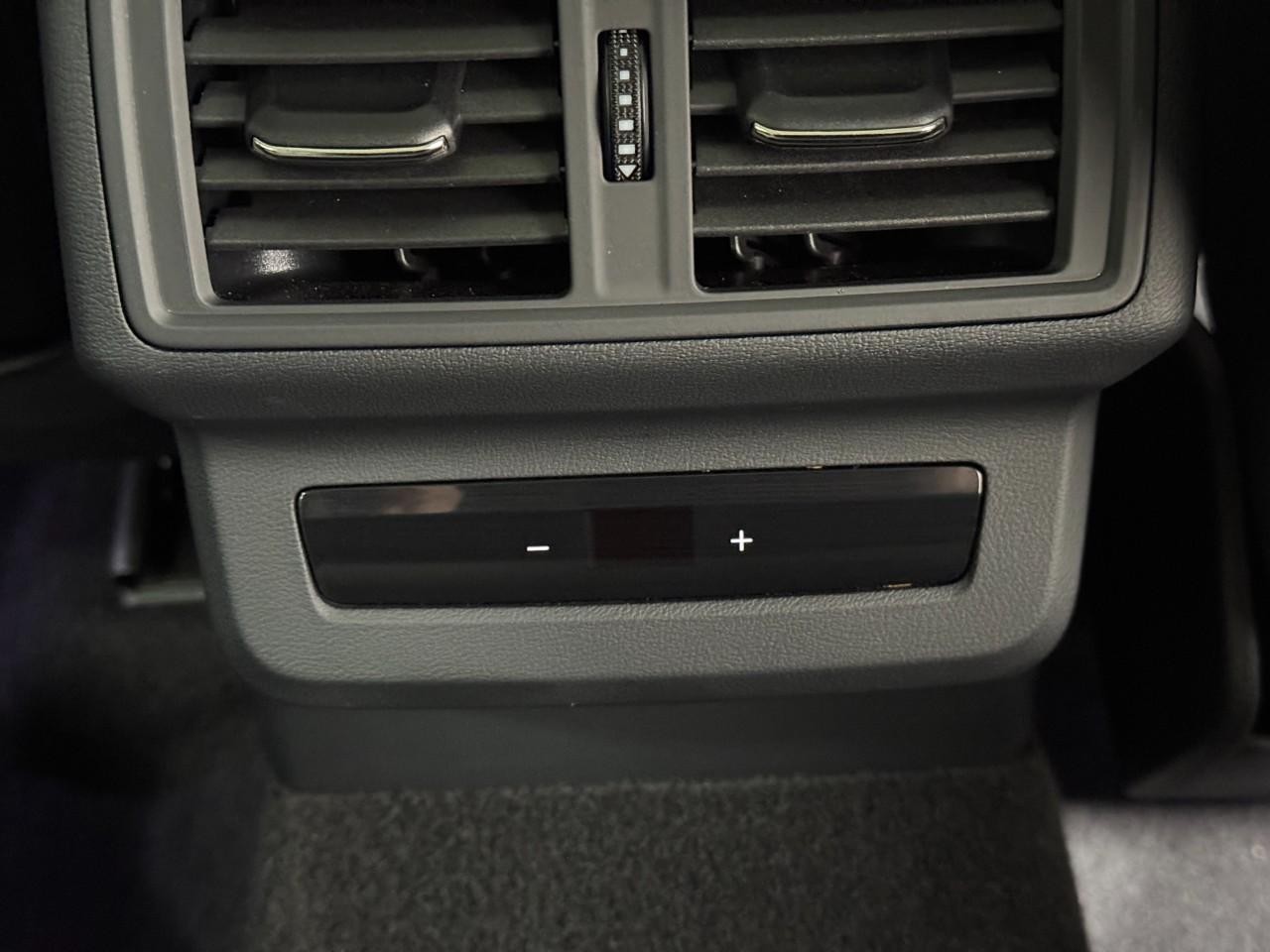 Audi Q5 Vehicle Full-screen Gallery Image 11