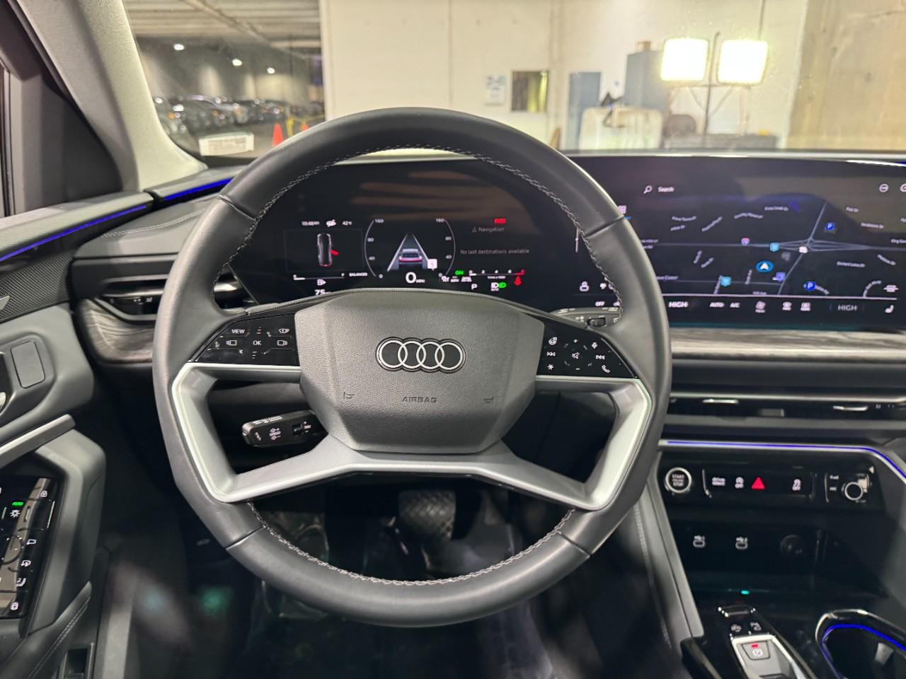 Audi Q5 Vehicle Full-screen Gallery Image 14