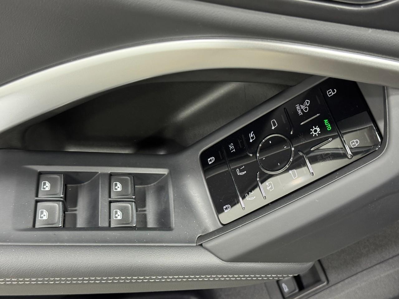 Audi Q5 Vehicle Full-screen Gallery Image 24