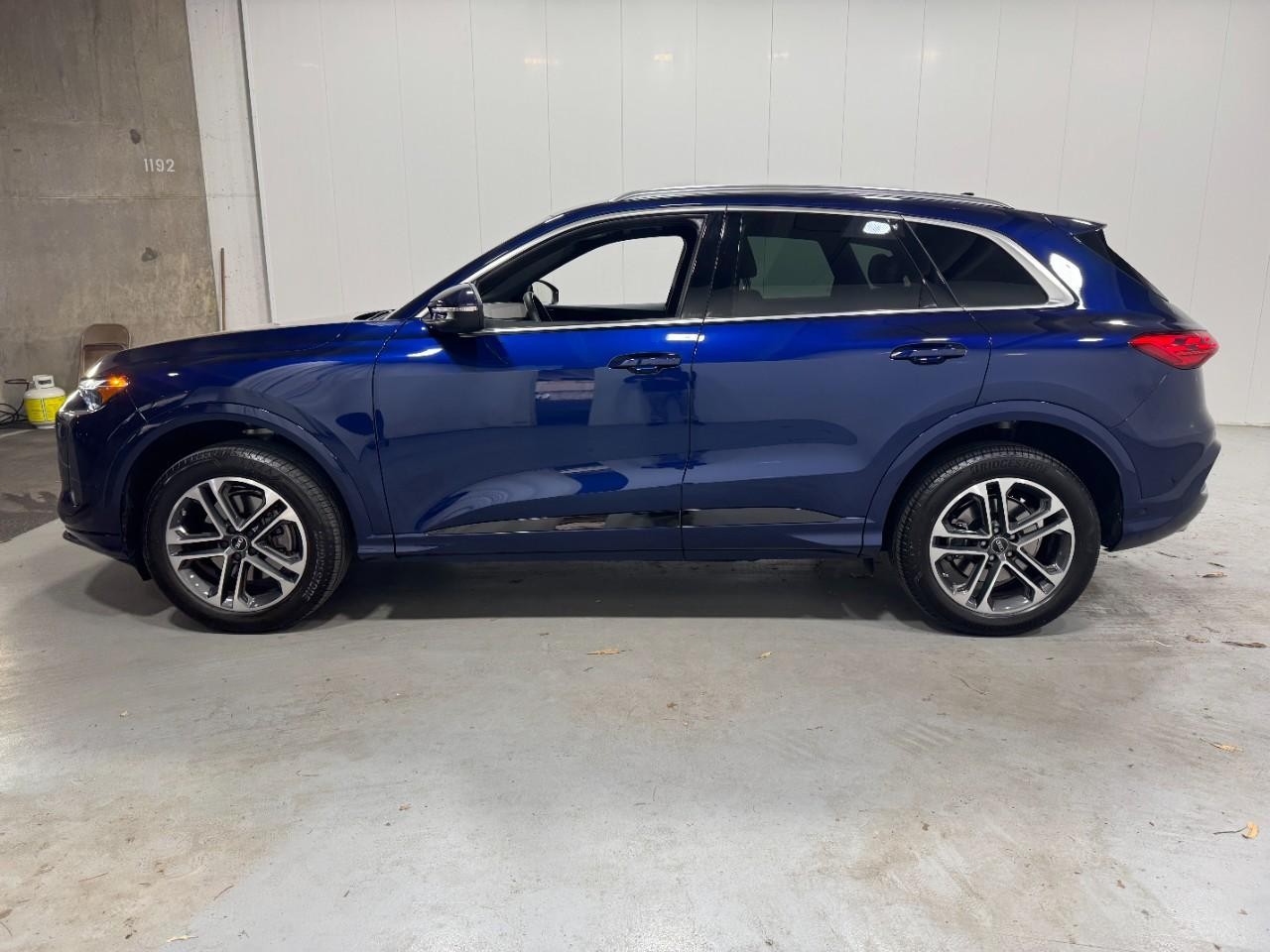 Audi Q5 Vehicle Full-screen Gallery Image 2