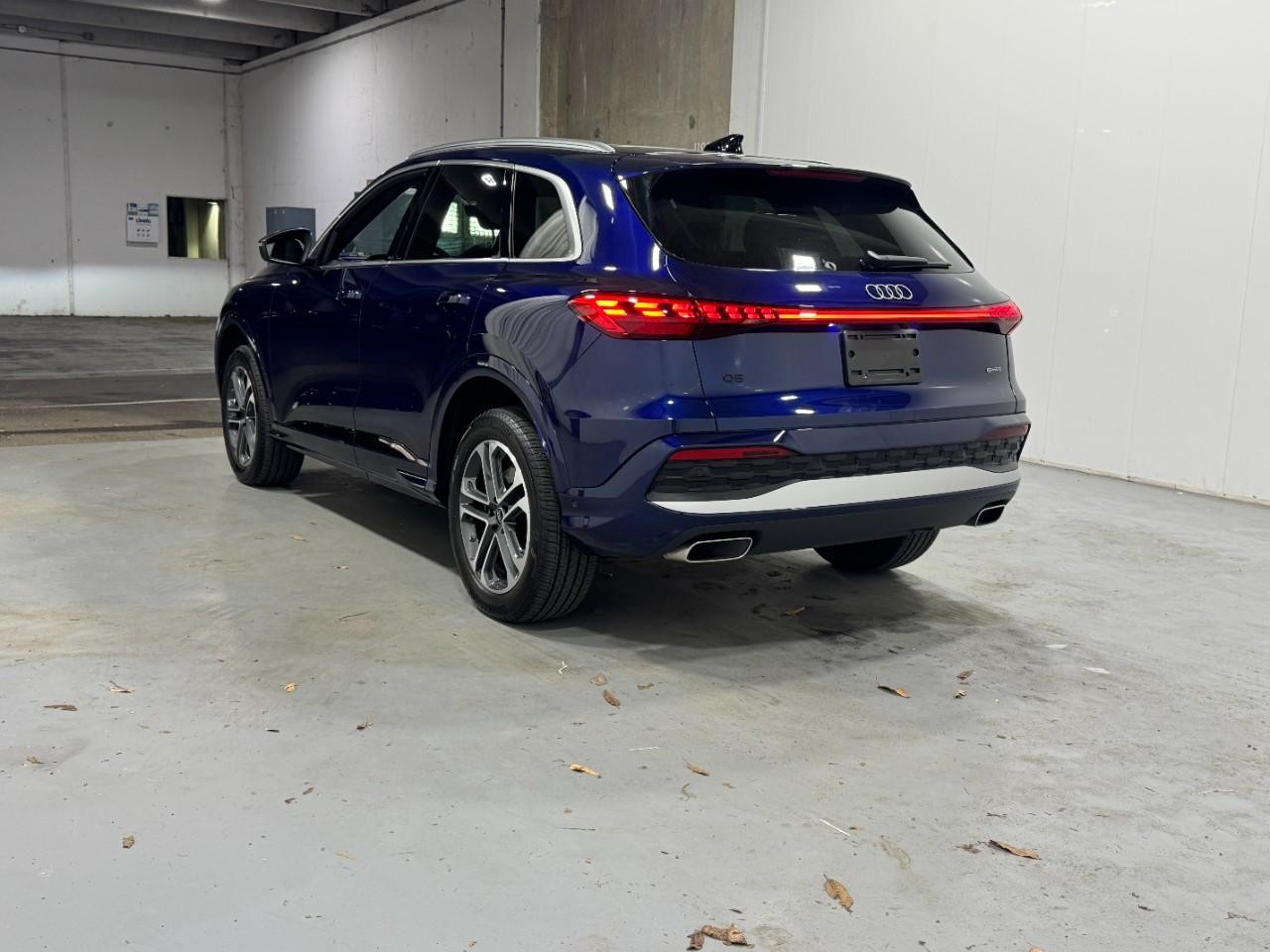 Audi Q5 Vehicle Full-screen Gallery Image 3