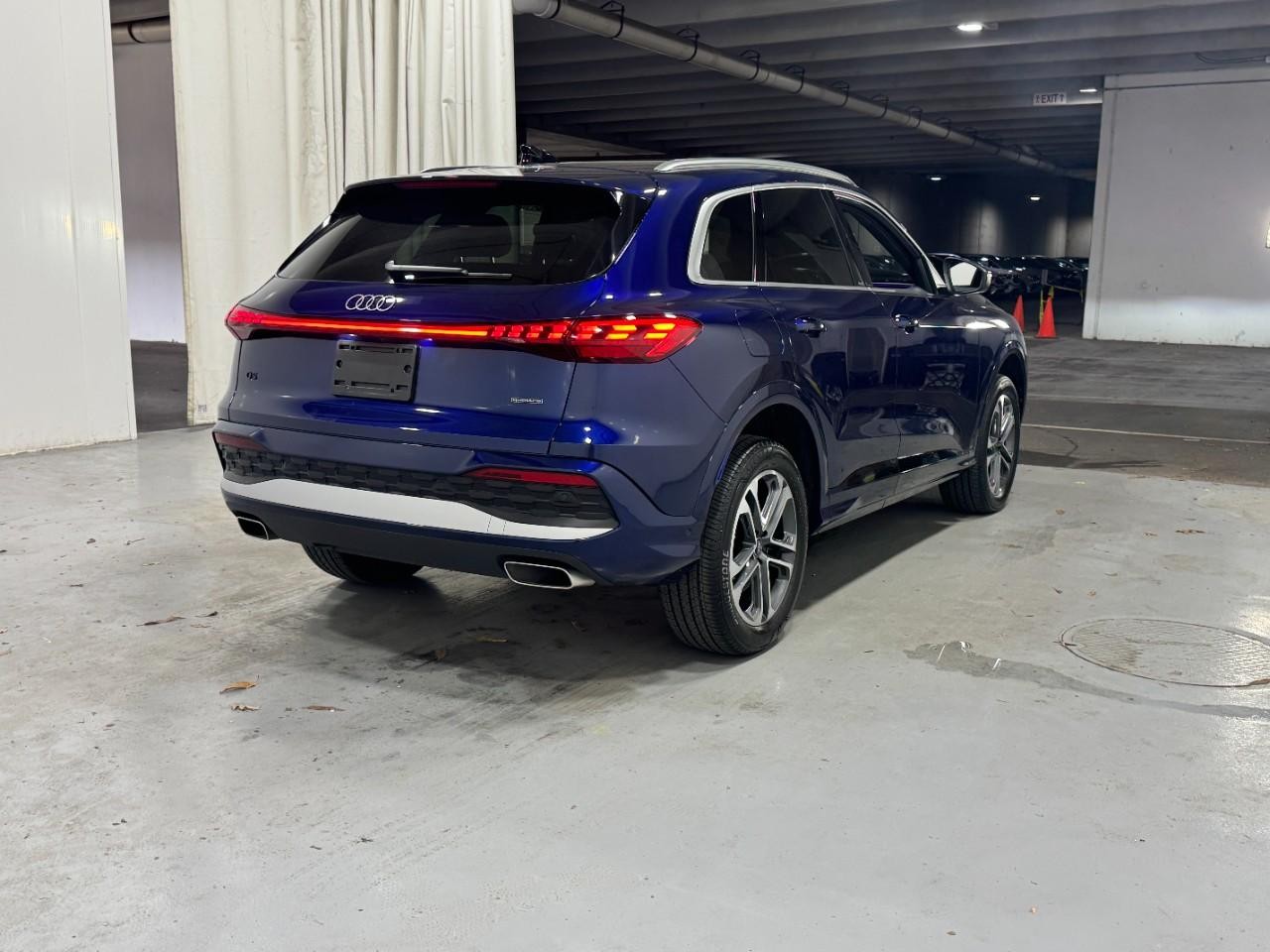 Audi Q5 Vehicle Full-screen Gallery Image 4