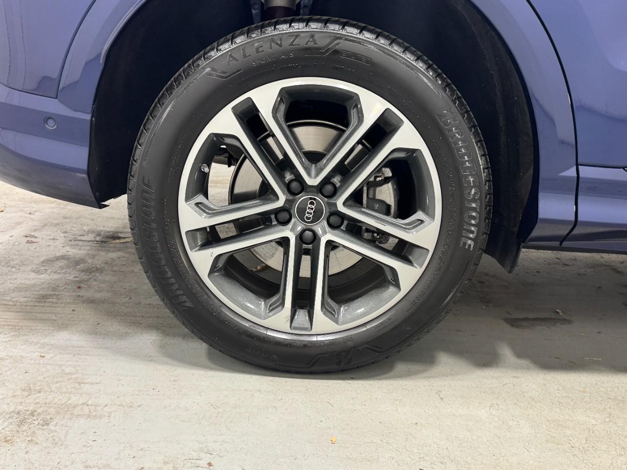 Audi Q5 Vehicle Full-screen Gallery Image 5