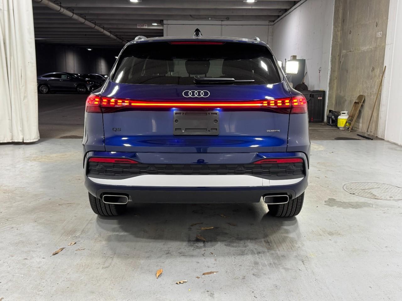 Audi Q5 Vehicle Full-screen Gallery Image 9