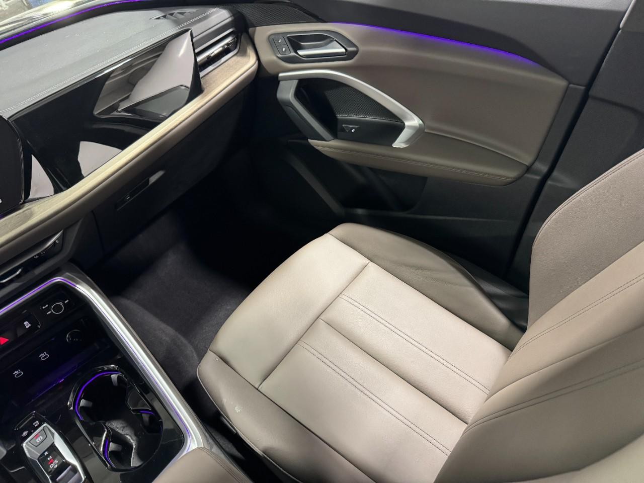 Audi Q5 Vehicle Full-screen Gallery Image 17