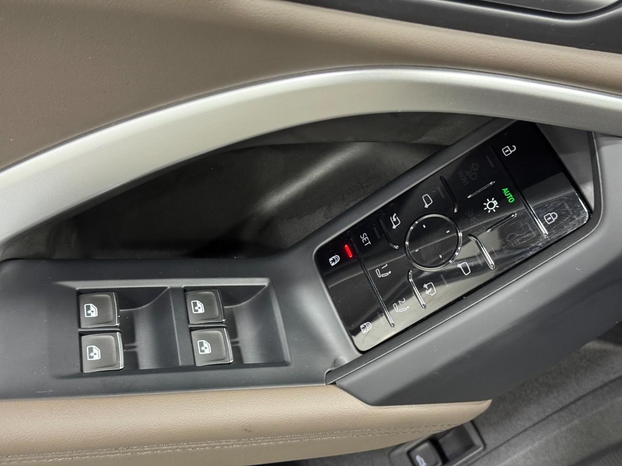 Audi Q5 Vehicle Full-screen Gallery Image 23