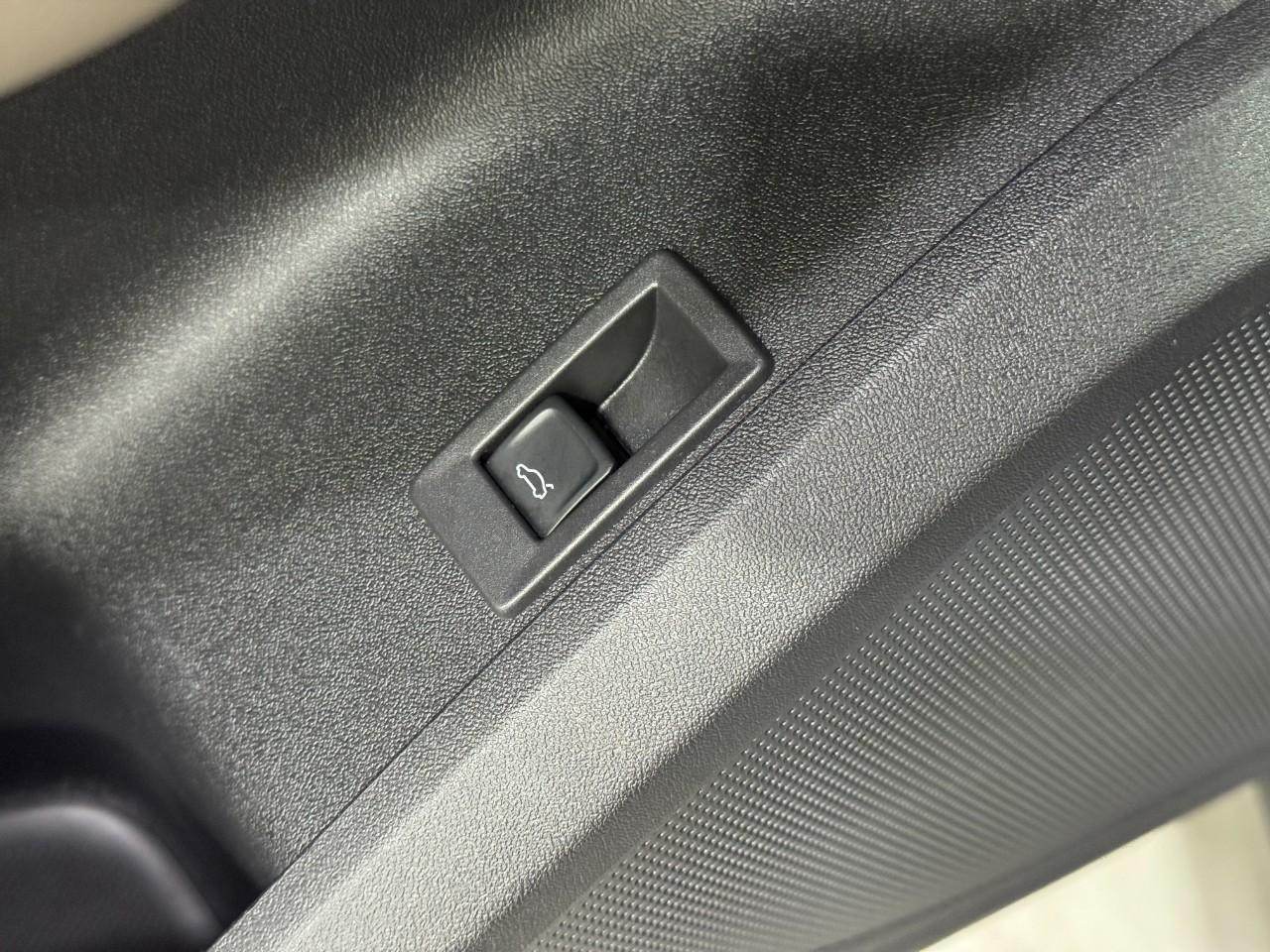 Audi Q5 Vehicle Full-screen Gallery Image 24