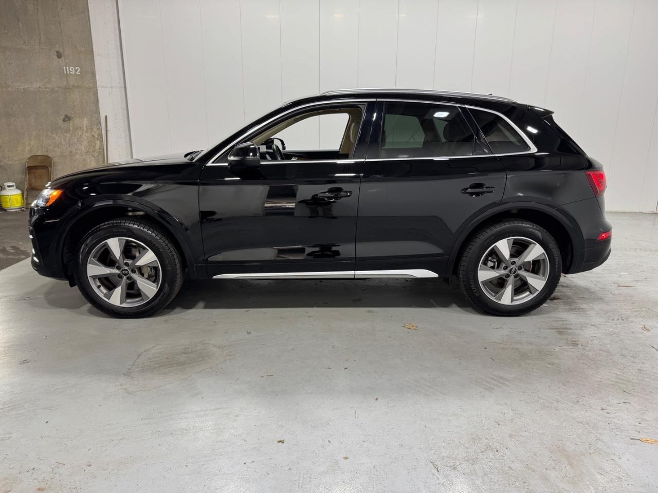 Audi Q5 Vehicle Full-screen Gallery Image 2