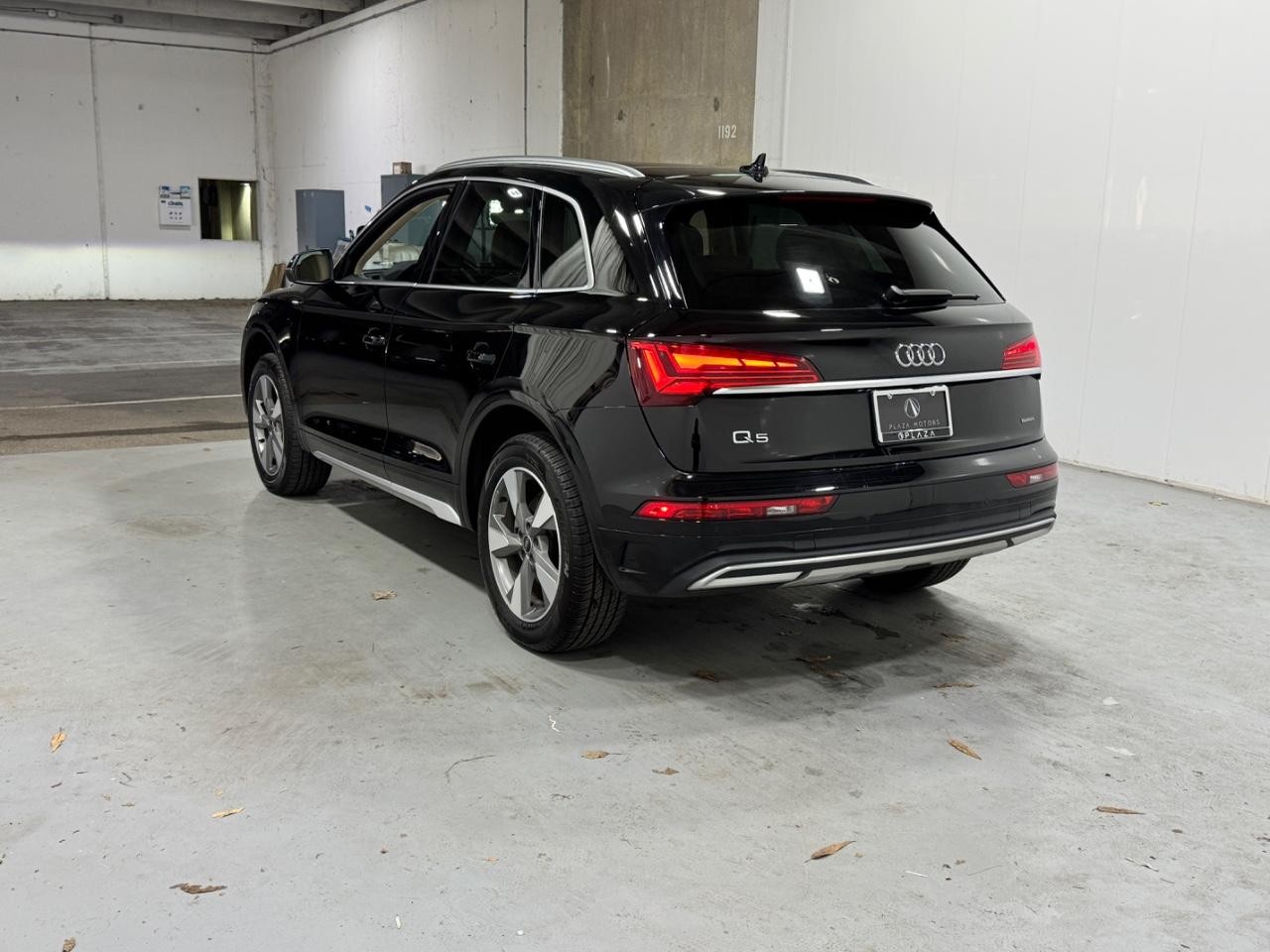 Audi Q5 Vehicle Full-screen Gallery Image 3