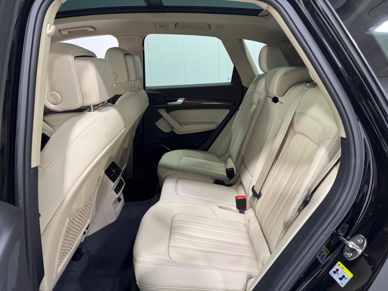 Audi Q5 Vehicle Full-screen Gallery Image 8