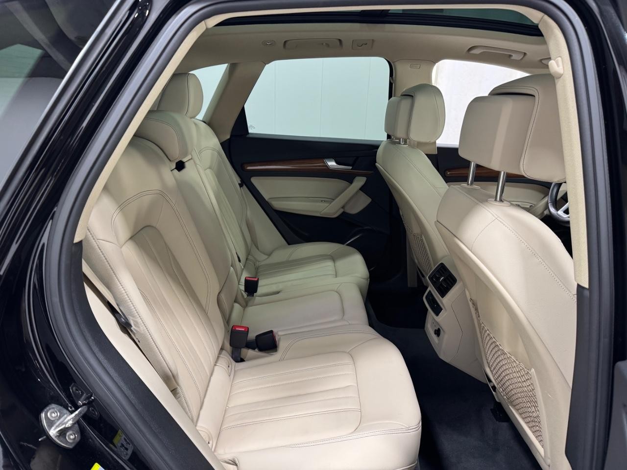 Audi Q5 Vehicle Full-screen Gallery Image 9