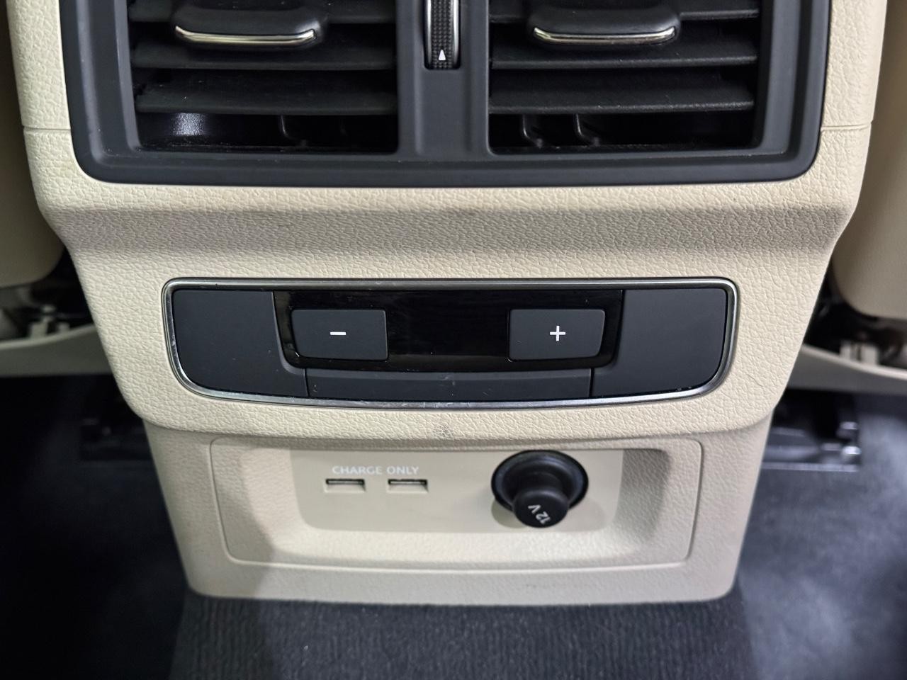 Audi Q5 Vehicle Full-screen Gallery Image 10