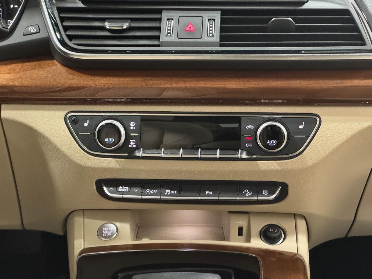 Audi Q5 Vehicle Full-screen Gallery Image 15
