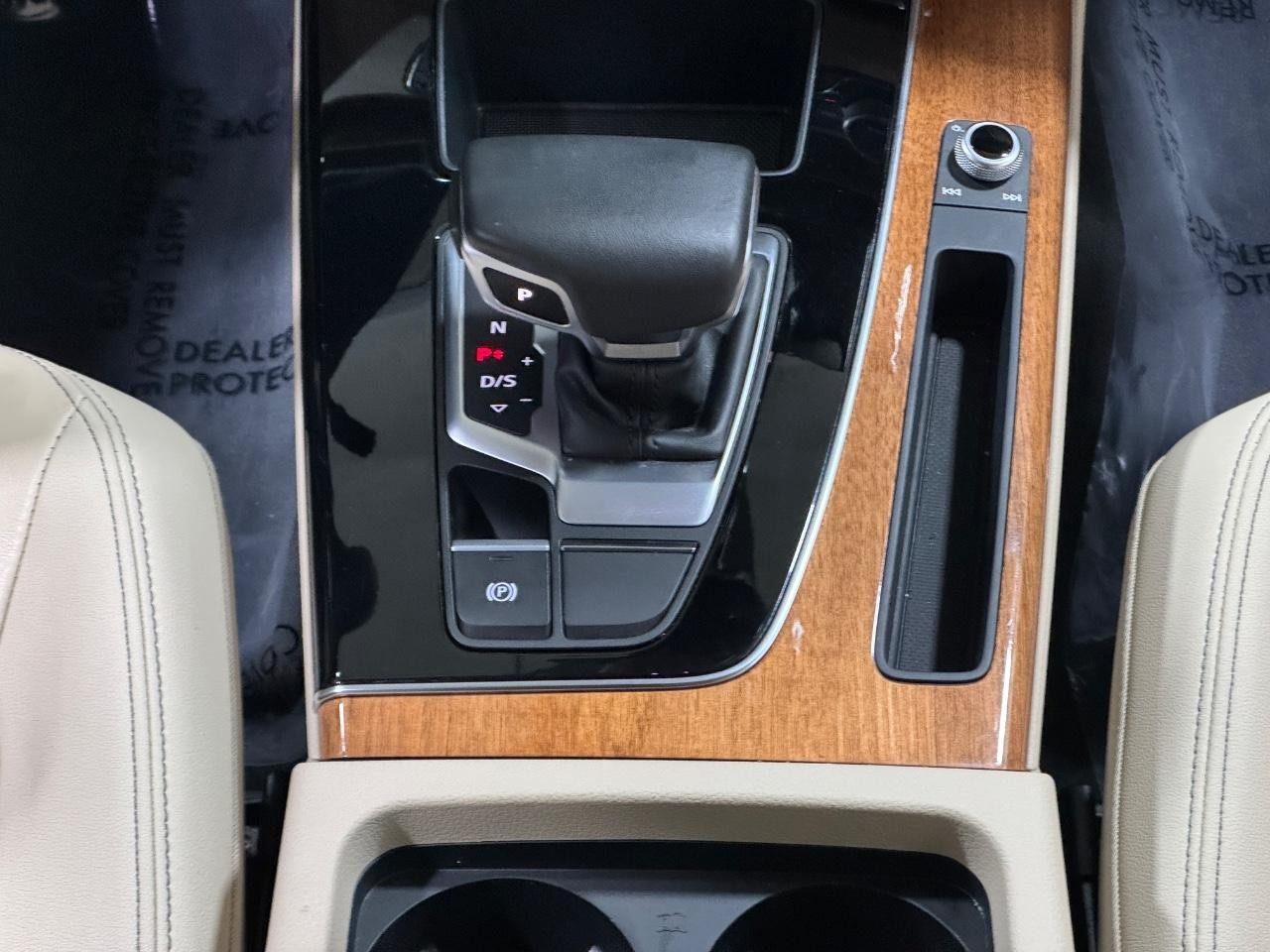 Audi Q5 Vehicle Full-screen Gallery Image 16