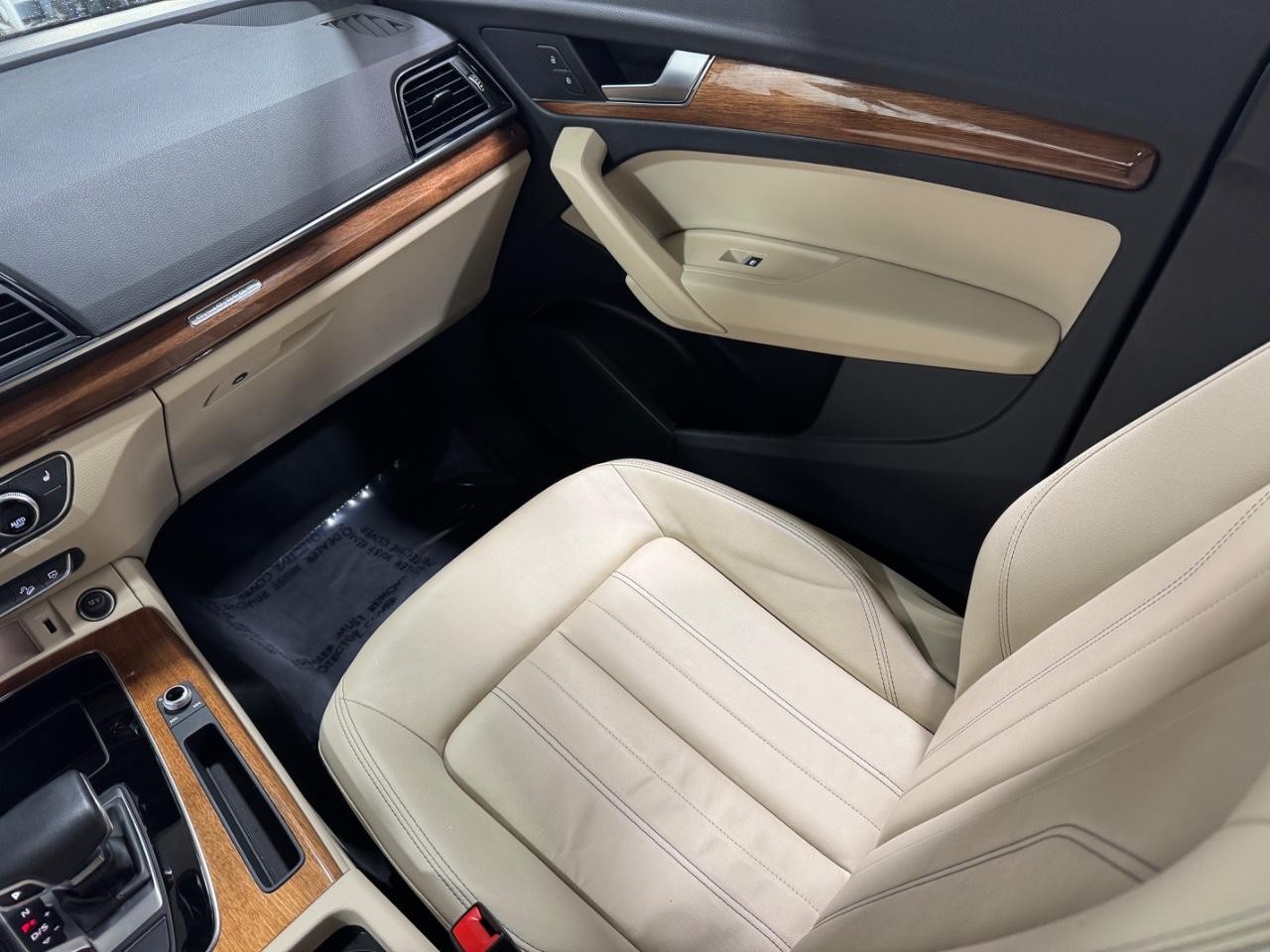 Audi Q5 Vehicle Full-screen Gallery Image 17
