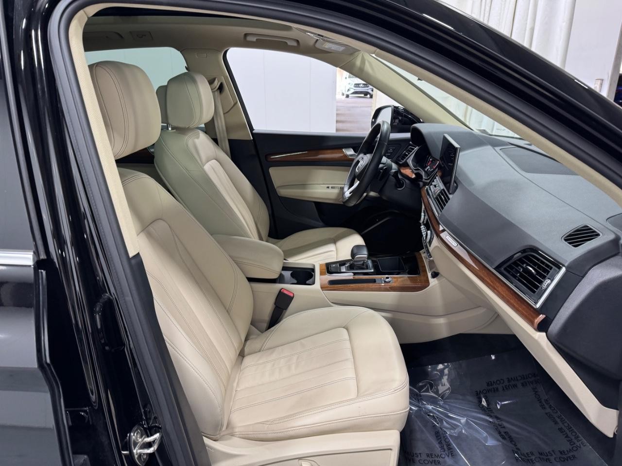 Audi Q5 Vehicle Full-screen Gallery Image 18