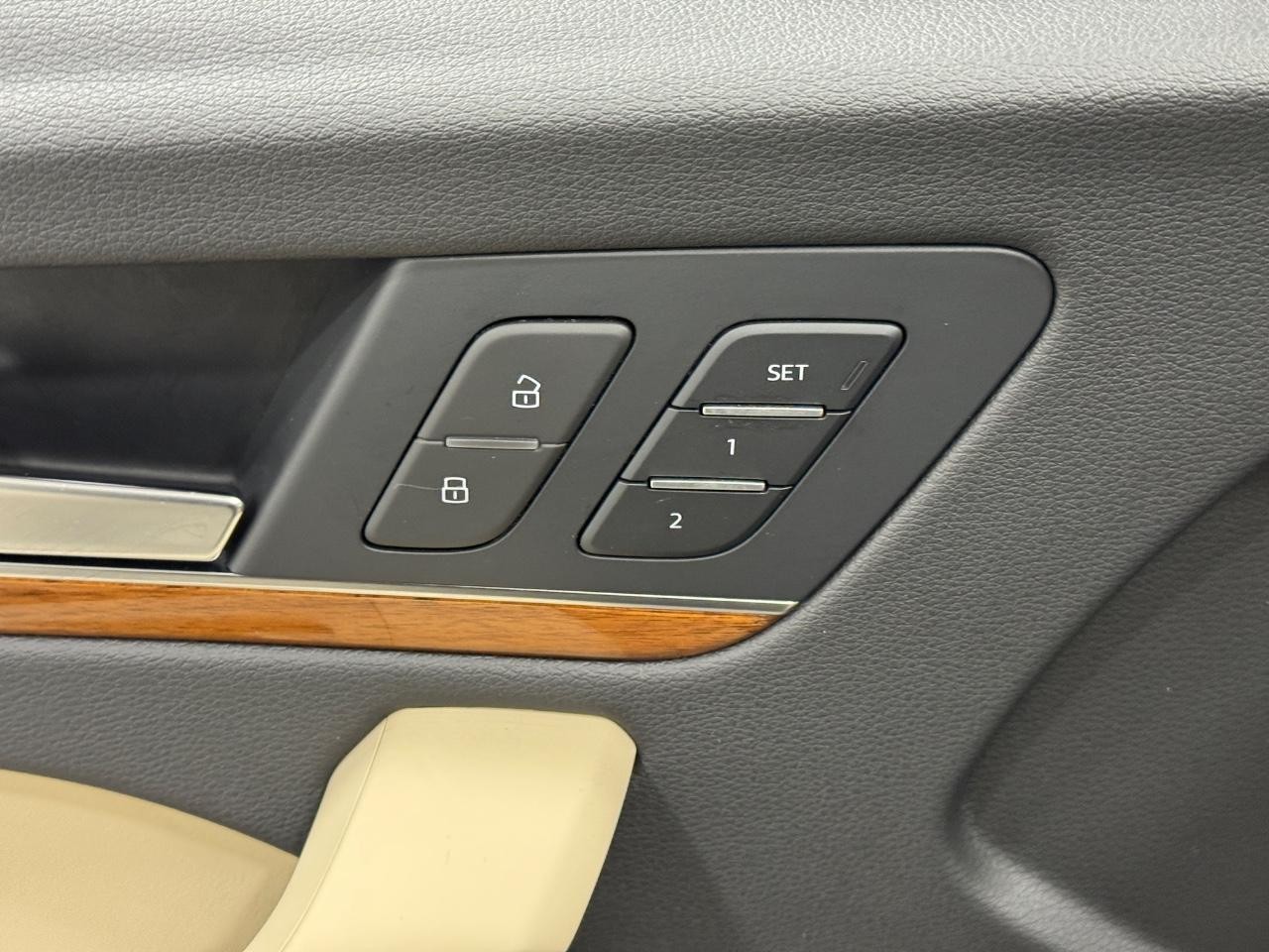 Audi Q5 Vehicle Full-screen Gallery Image 23