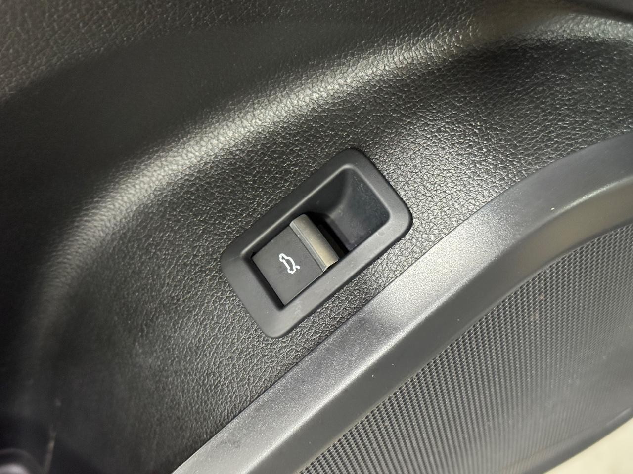 Audi Q5 Vehicle Full-screen Gallery Image 25