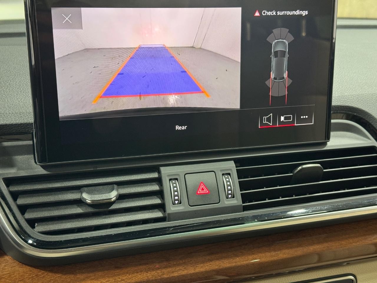 Audi Q5 Vehicle Full-screen Gallery Image 34