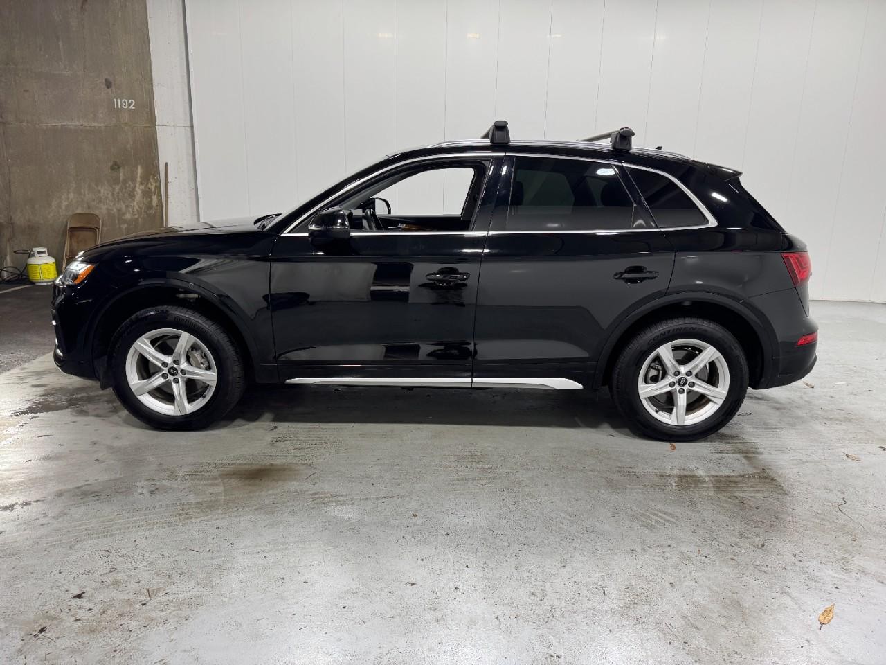 Audi Q5 Vehicle Full-screen Gallery Image 2