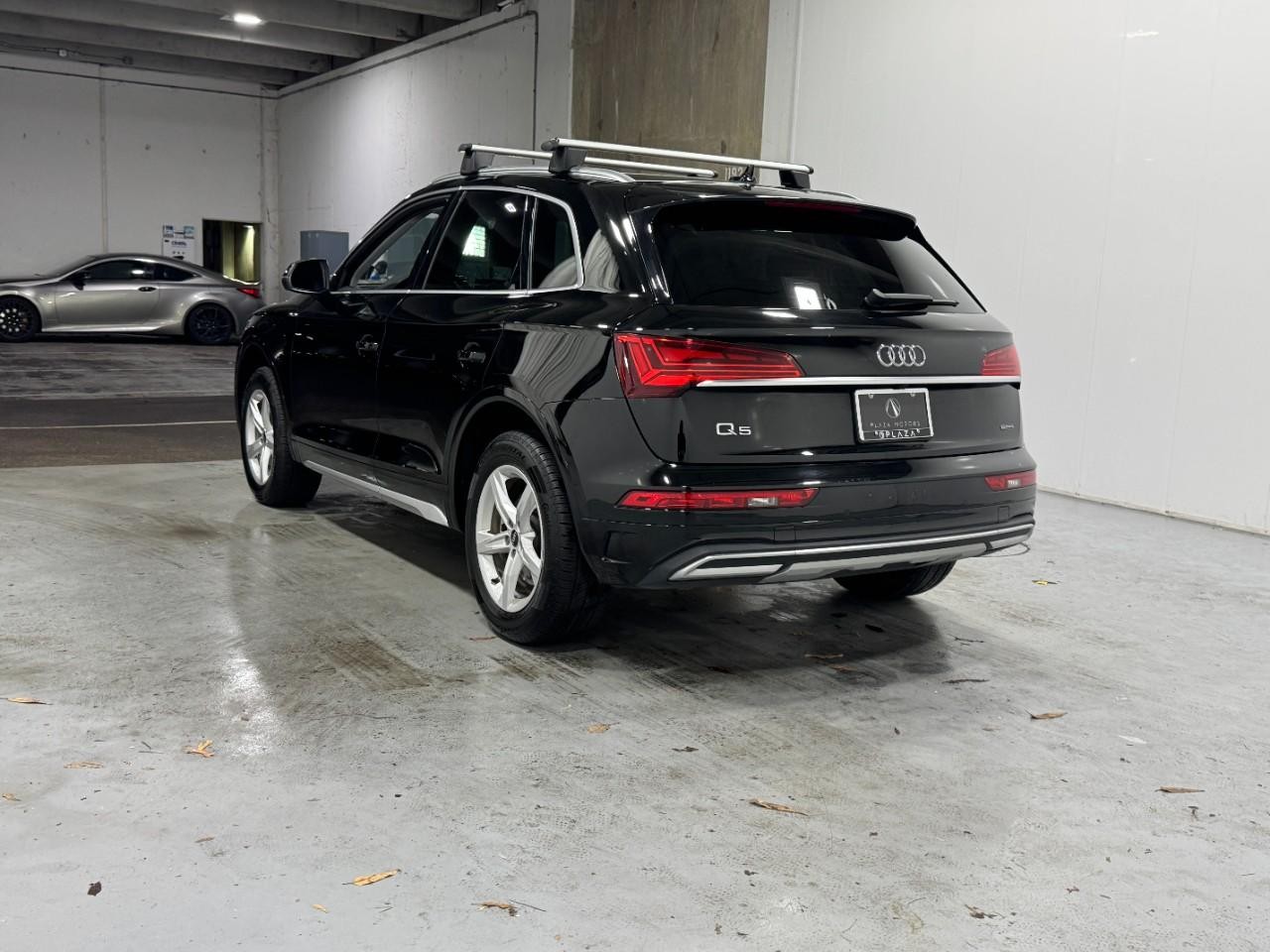 Audi Q5 Vehicle Full-screen Gallery Image 3