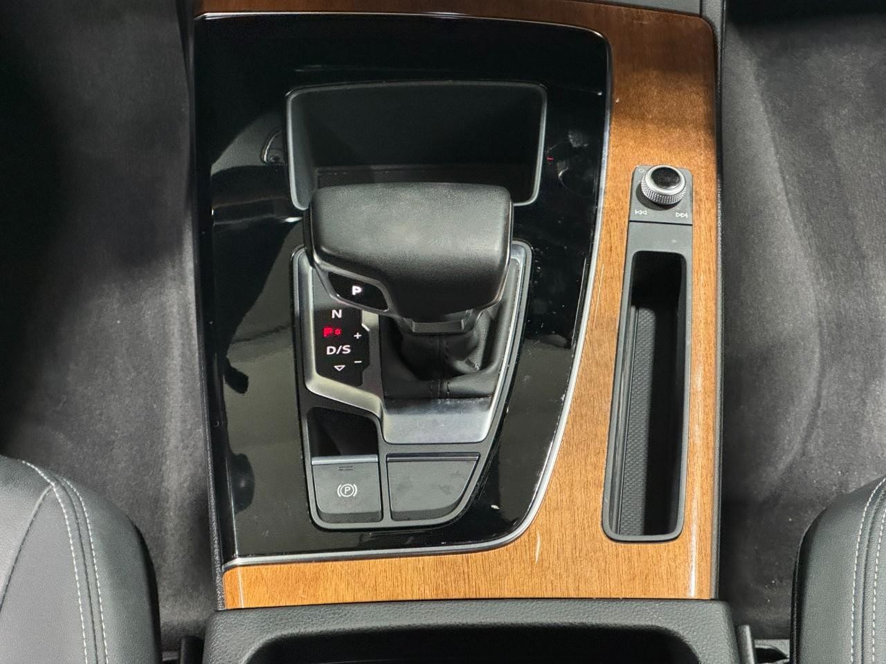 Audi Q5 Vehicle Full-screen Gallery Image 16