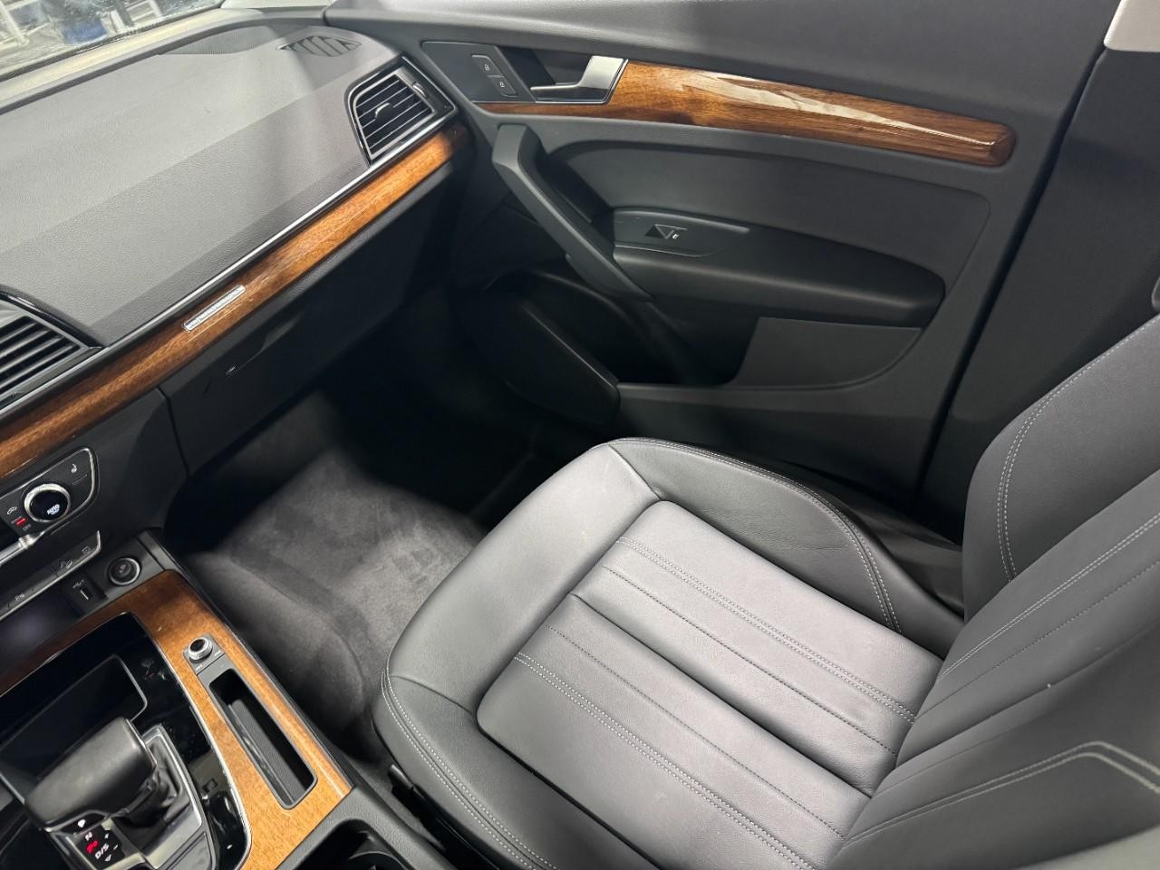 Audi Q5 Vehicle Full-screen Gallery Image 17