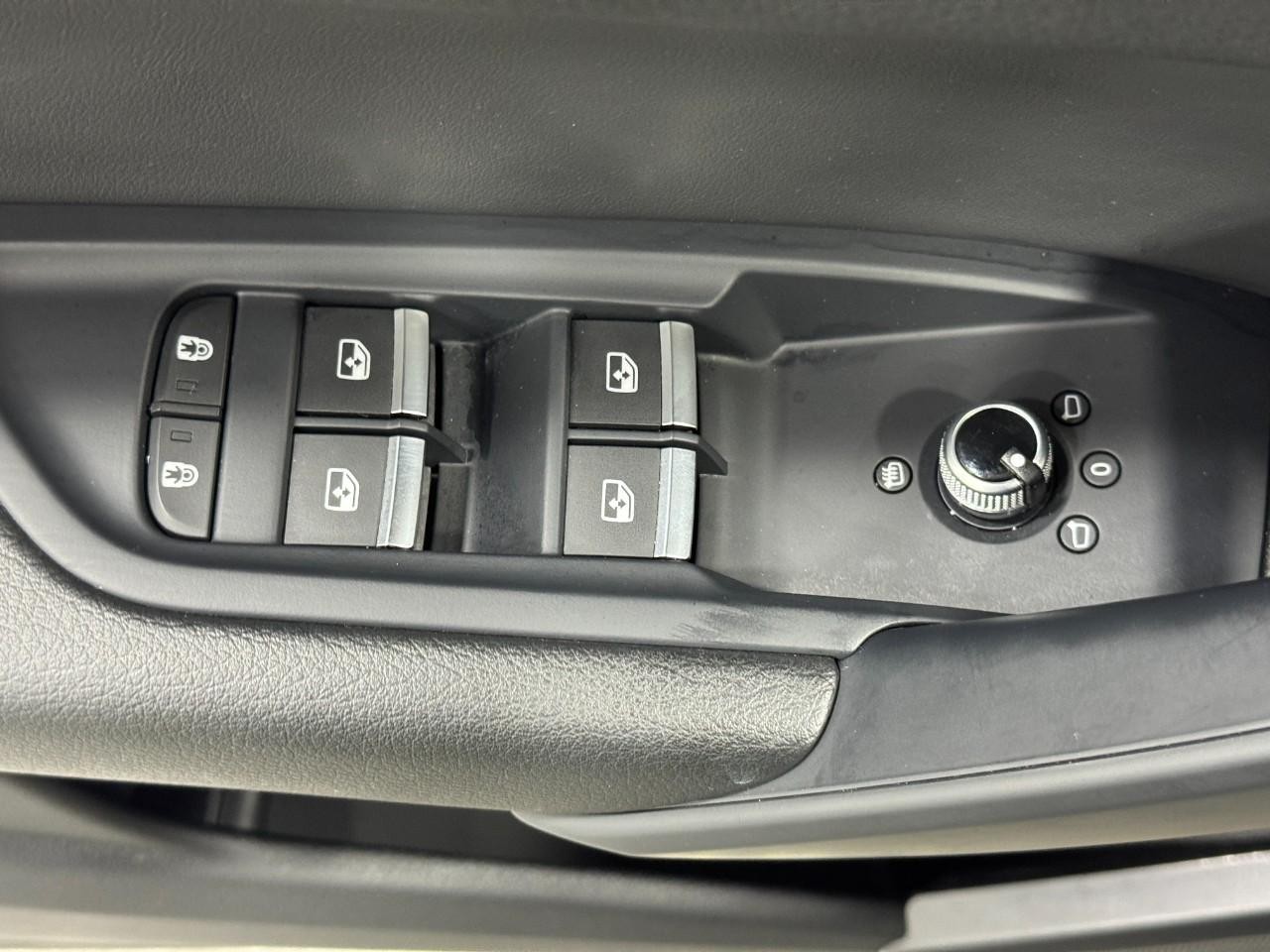 Audi Q5 Vehicle Full-screen Gallery Image 24