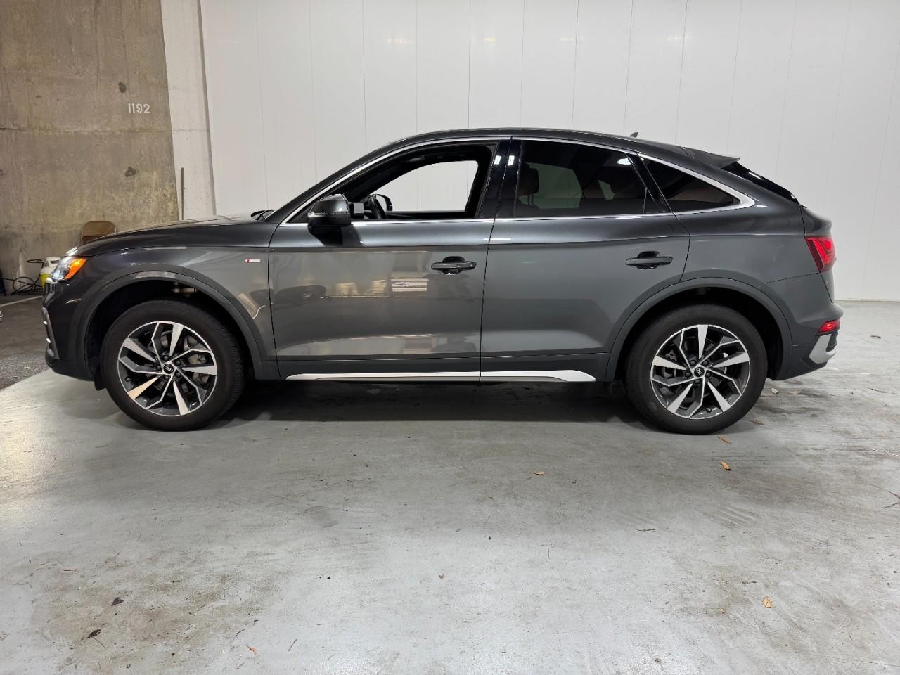 Audi Q5 Sportback Vehicle Full-screen Gallery Image 2