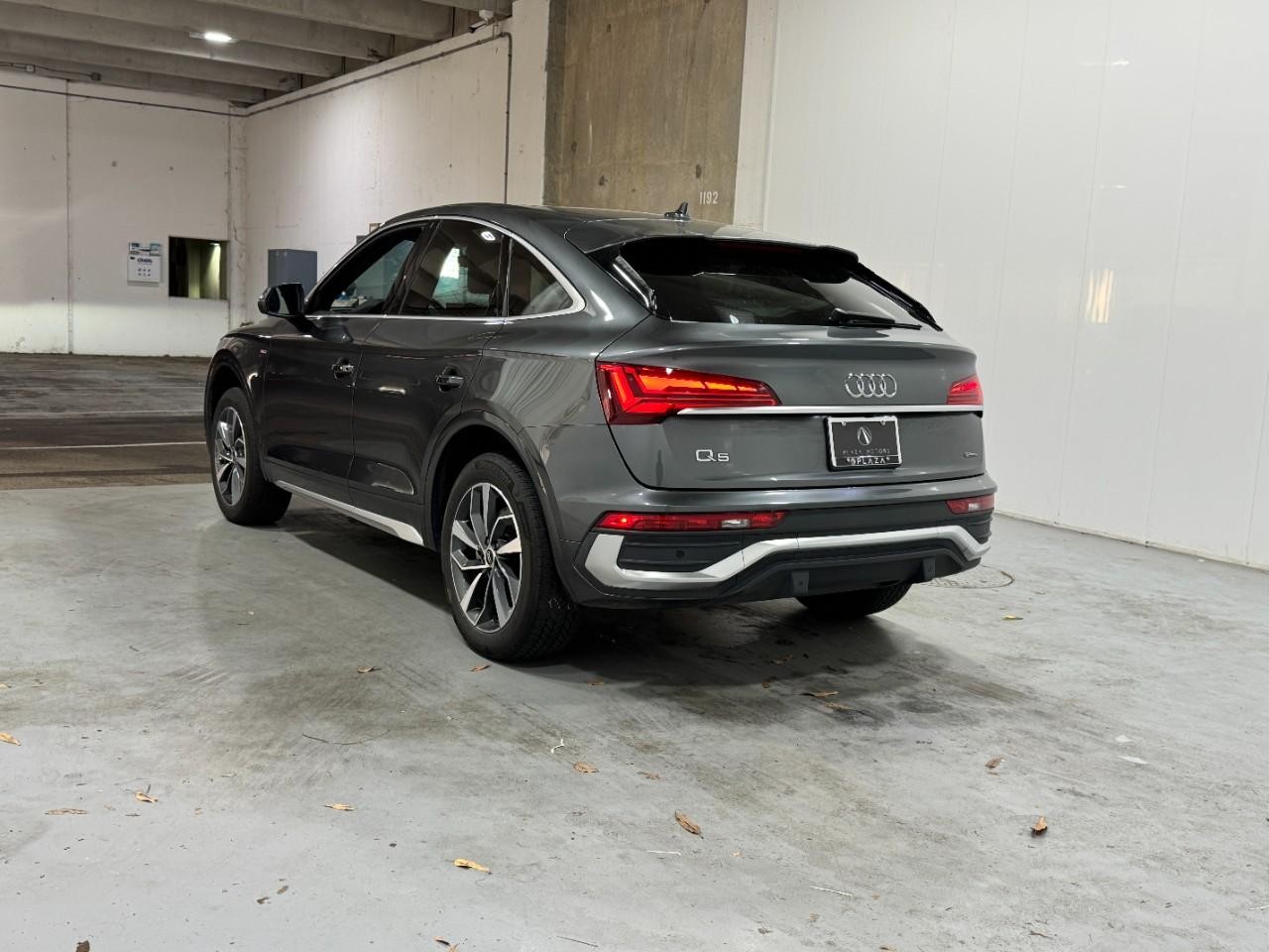 Audi Q5 Sportback Vehicle Full-screen Gallery Image 3