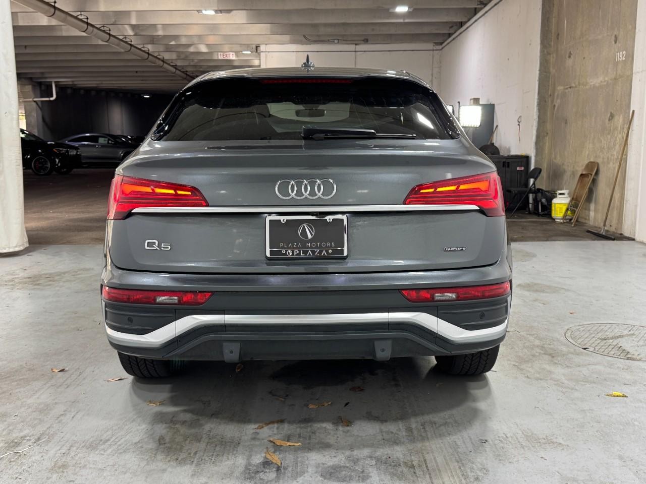 Audi Q5 Sportback Vehicle Full-screen Gallery Image 9